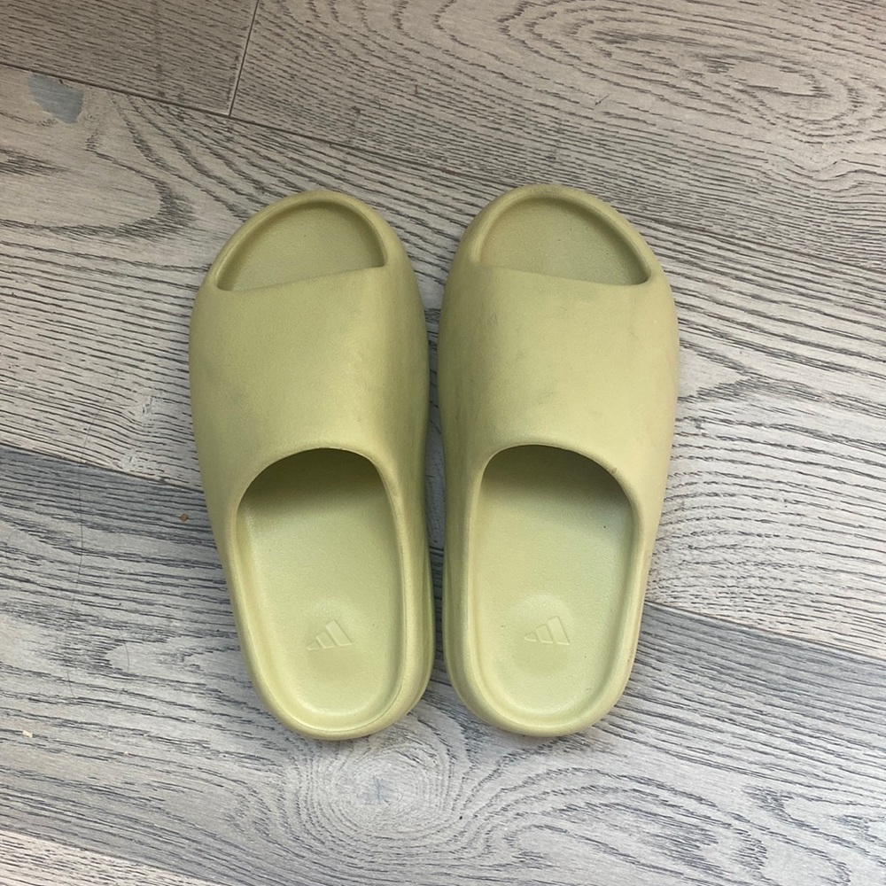 yeezy slides resin color